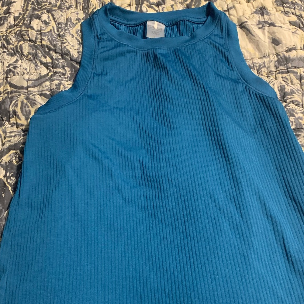 Calia (Carrie Underwood) ribbed tank top.